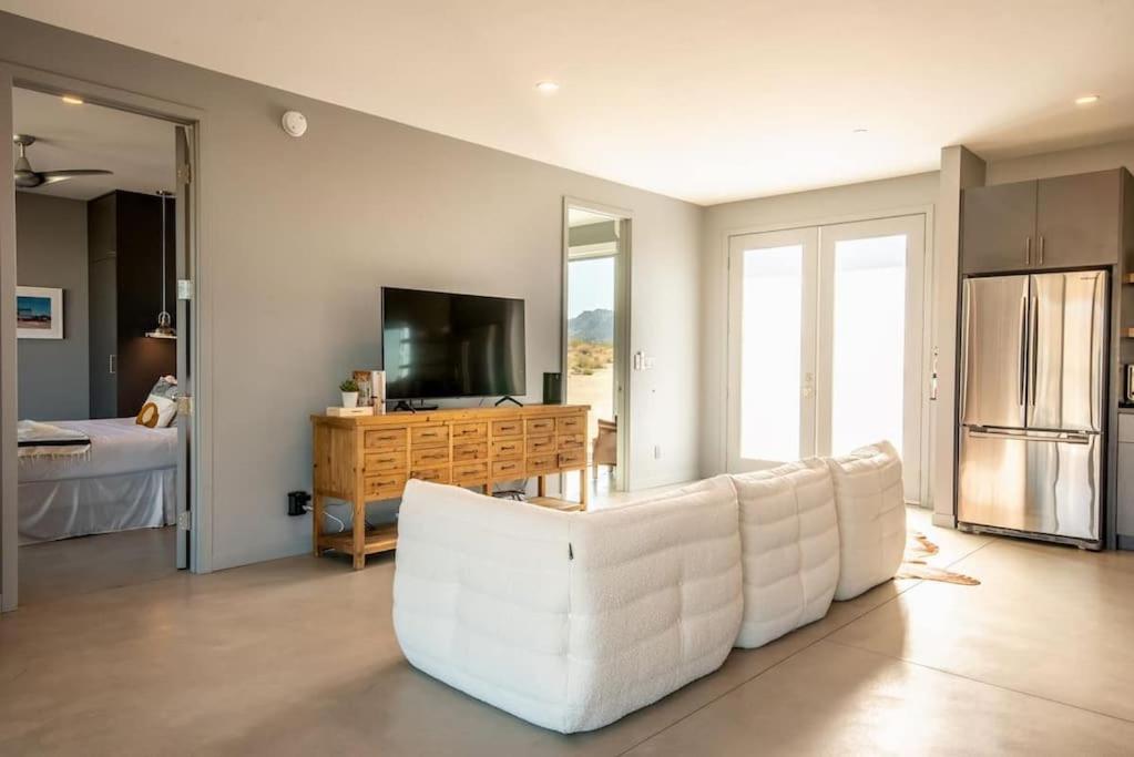 Joshua Tree Luxury Home With Hot Tub & views view 4