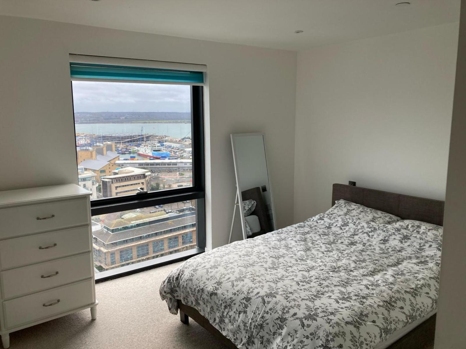 Stunning 3-Bed 3-Bath Apartment in Southampton view 5