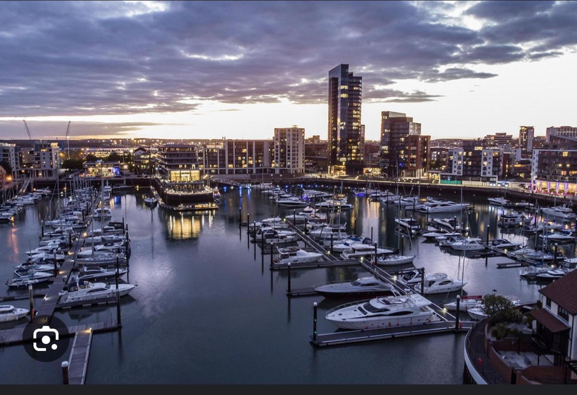 Stunning 3-Bed 3-Bath Apartment in Southampton view 2