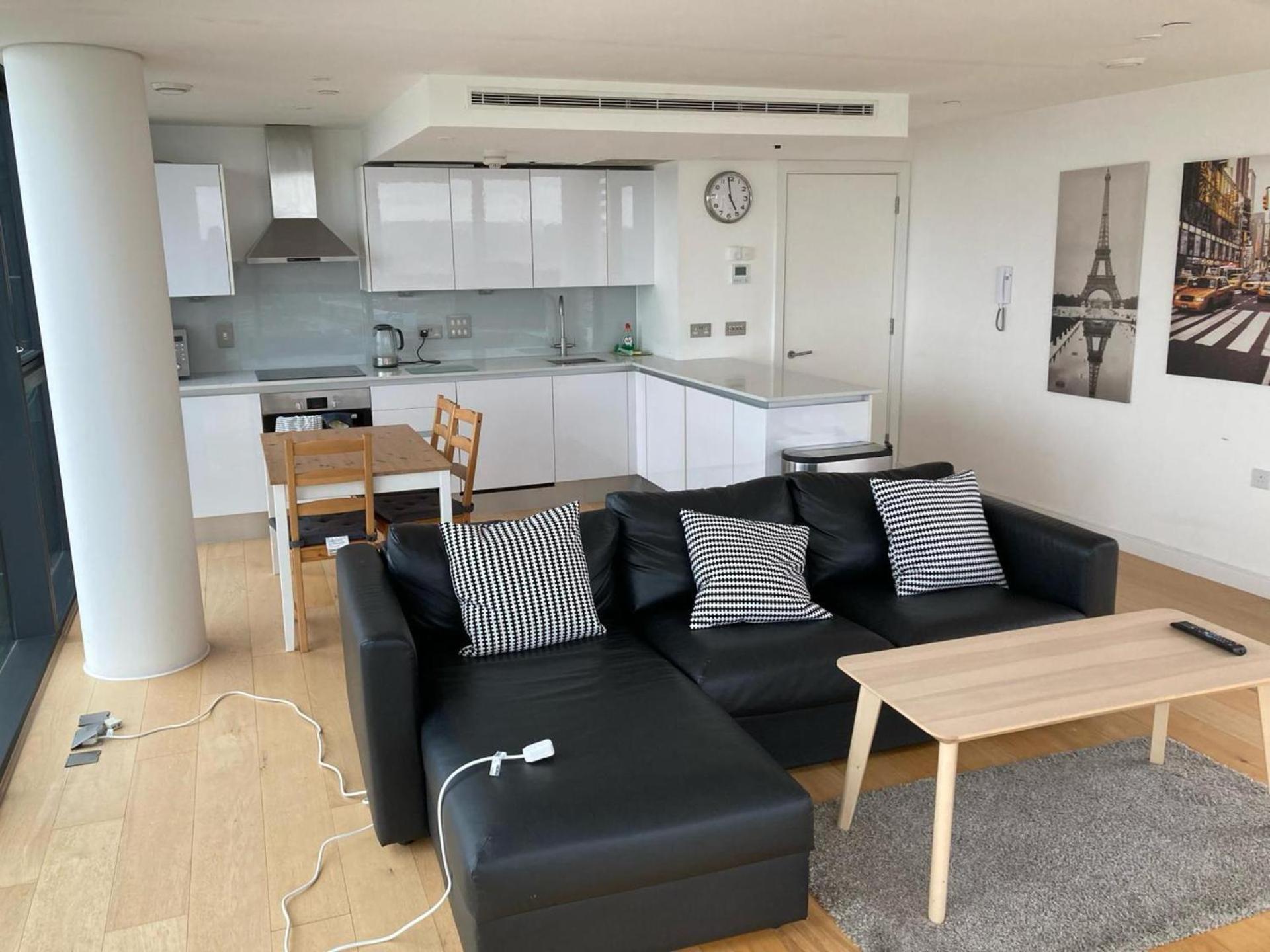 Stunning 3-Bed 3-Bath Apartment in Southampton view 3