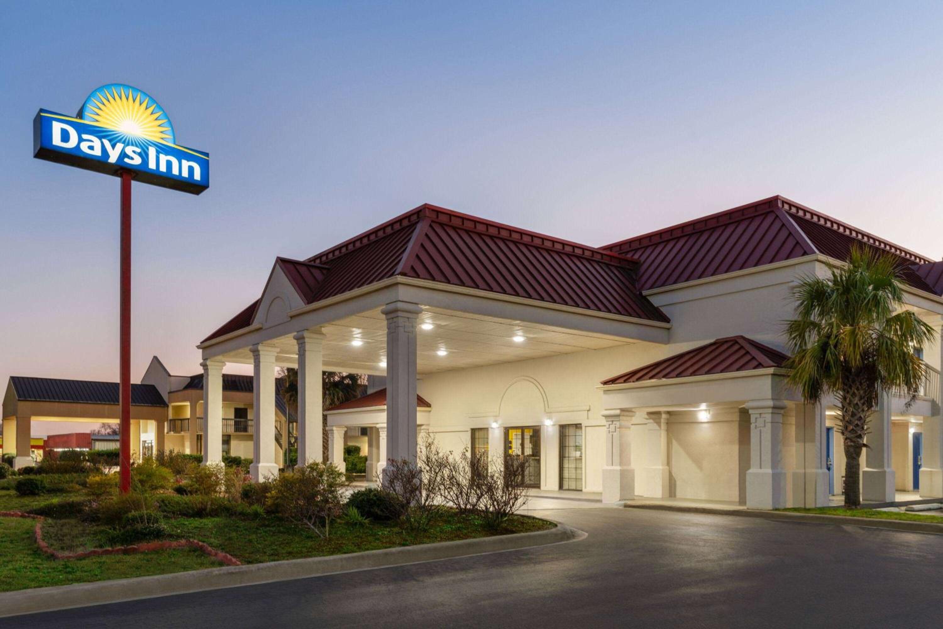 Days Inn by Wyndham Dillon view 2