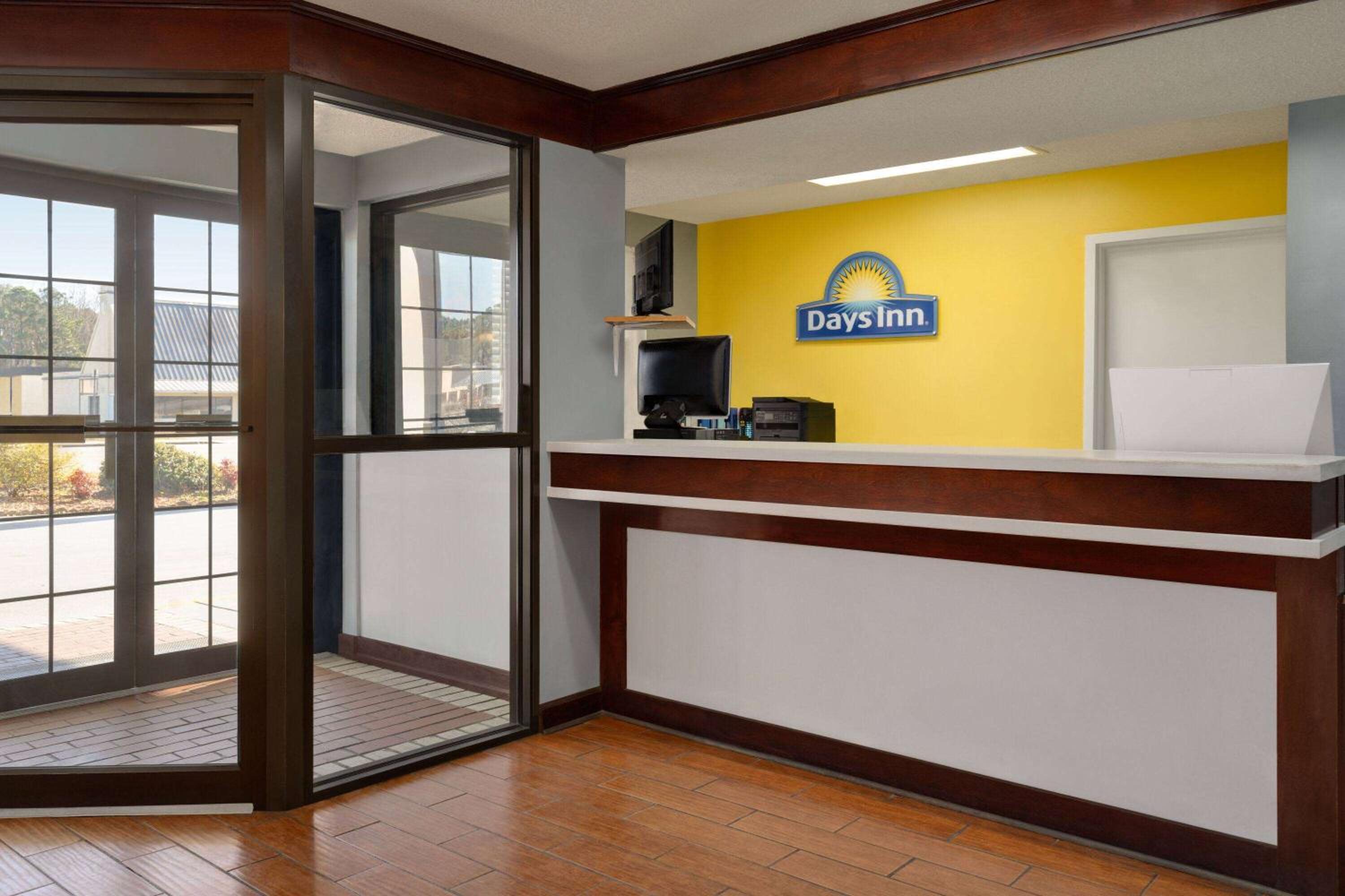Days Inn by Wyndham Dillon view 4