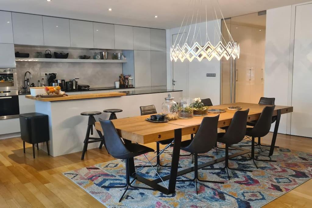 Exceptional calm 3BR, 2.5BA apartment with patio, pool & gym
