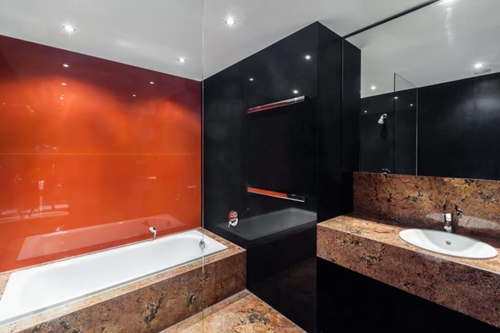 Exceptional calm 3BR, 2.5BA apartment with patio, pool & gym