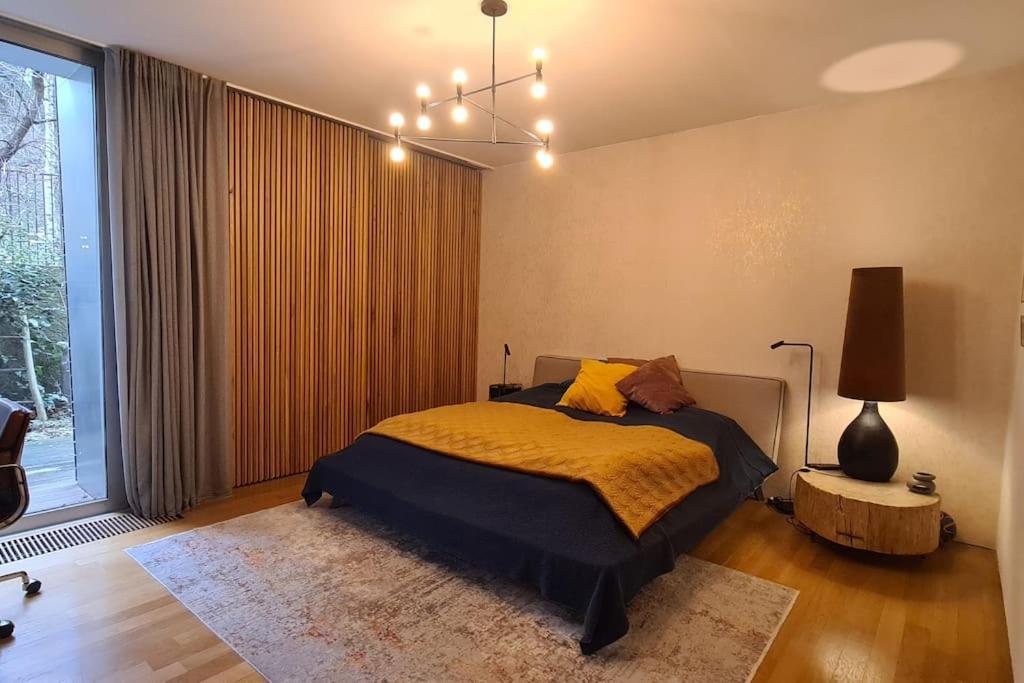 Exceptional calm 3BR, 2.5BA apartment with patio, pool & gym