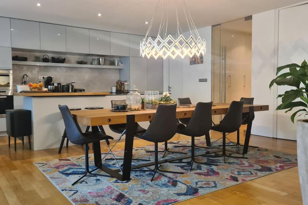 Exceptional calm 3BR, 2.5BA apartment with patio, pool & gym