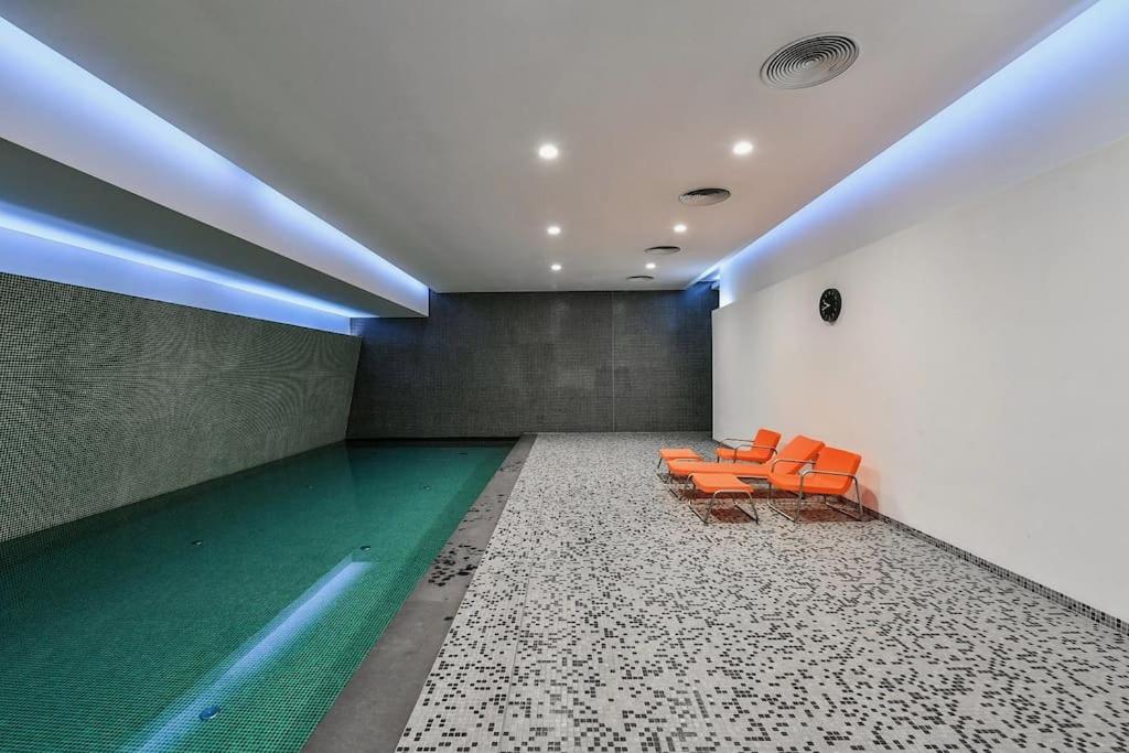 Exceptional calm 3BR, 2.5BA apartment with patio, pool & gym