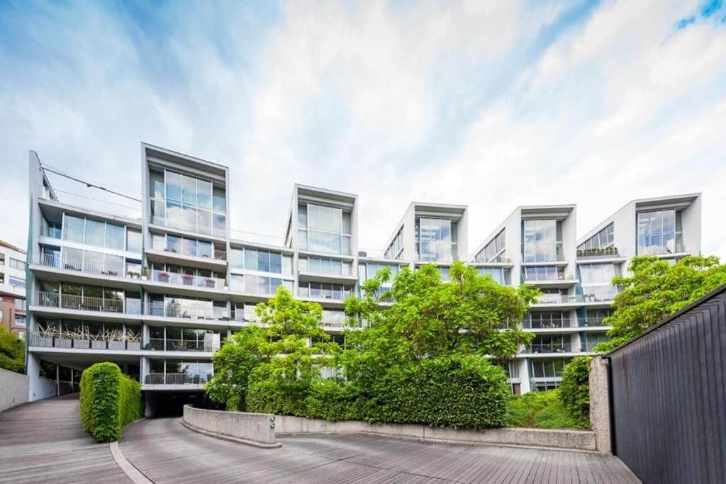 Exceptional calm 3BR, 2.5BA apartment with patio, pool & gym