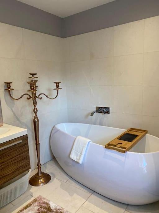 Fairytale Garden House - Next to Victoria Station & Pet Friendly