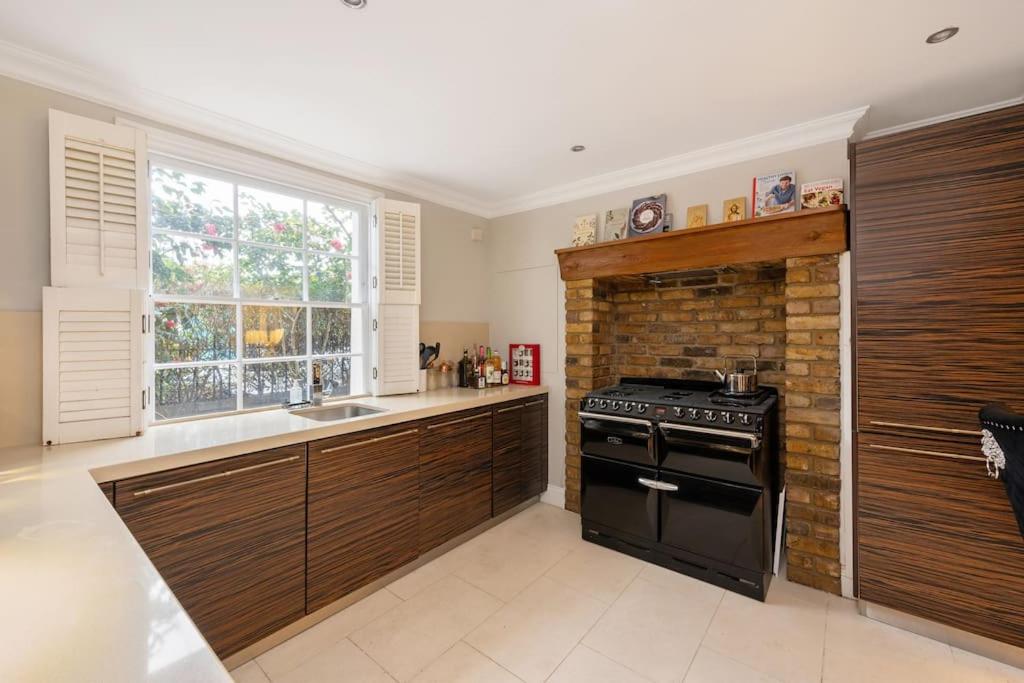 Fairytale Garden House - Next to Victoria Station & Pet Friendly