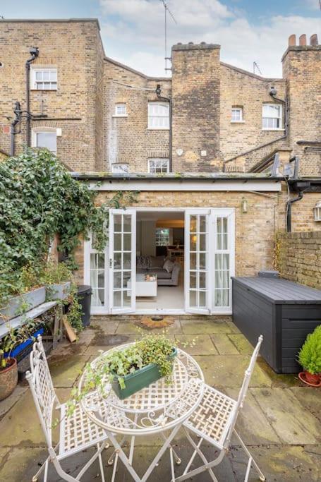 Fairytale Garden House - Next to Victoria Station & Pet Friendly