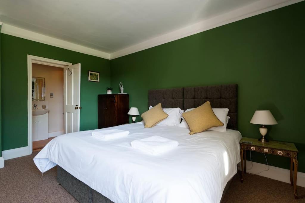 FIRS Sleeps 15 Stunning country house with hot tub