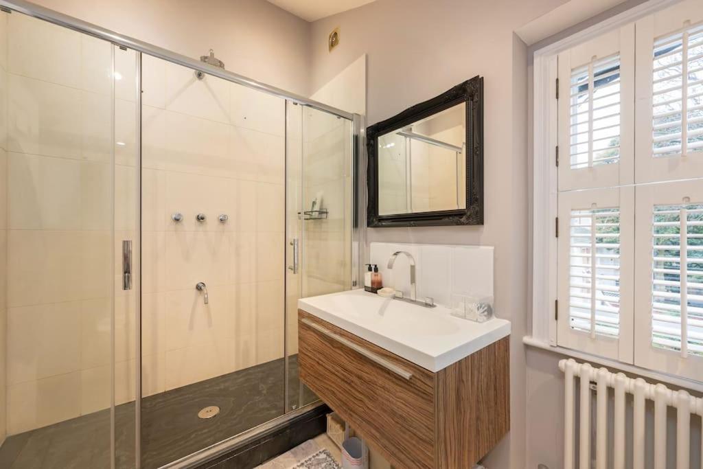 Fairytale Garden House - Next to Victoria Station & Pet Friendly