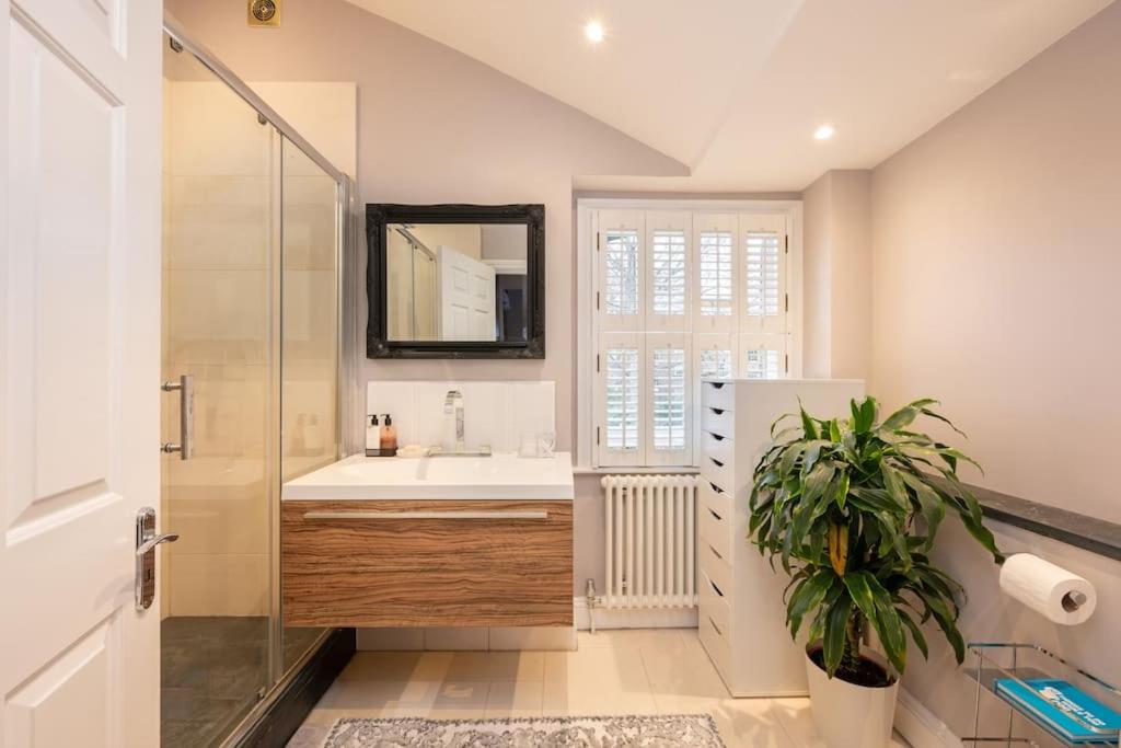 Fairytale Garden House - Next to Victoria Station & Pet Friendly