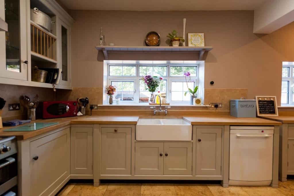 FIRS Sleeps 15 Stunning country house with hot tub