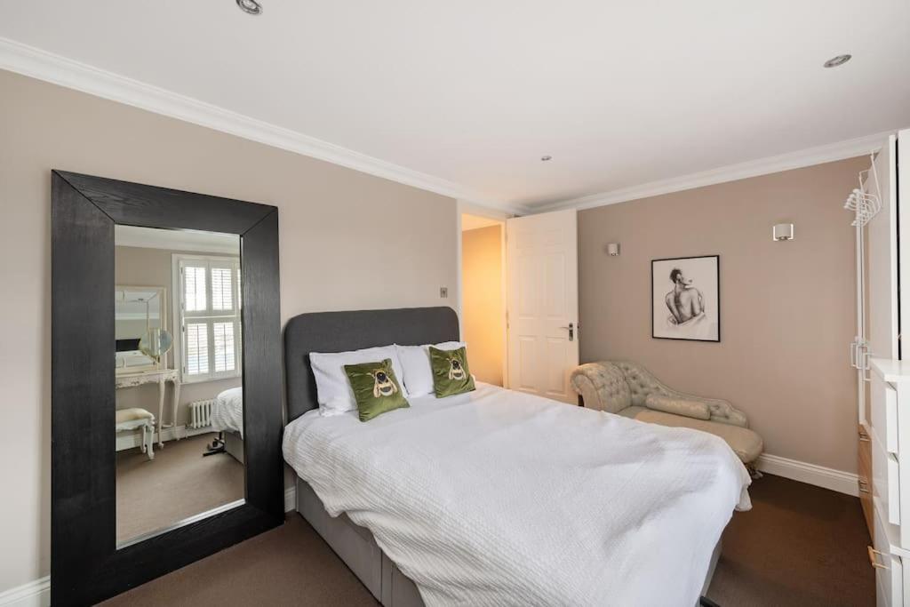 Fairytale Garden House - Next to Victoria Station & Pet Friendly