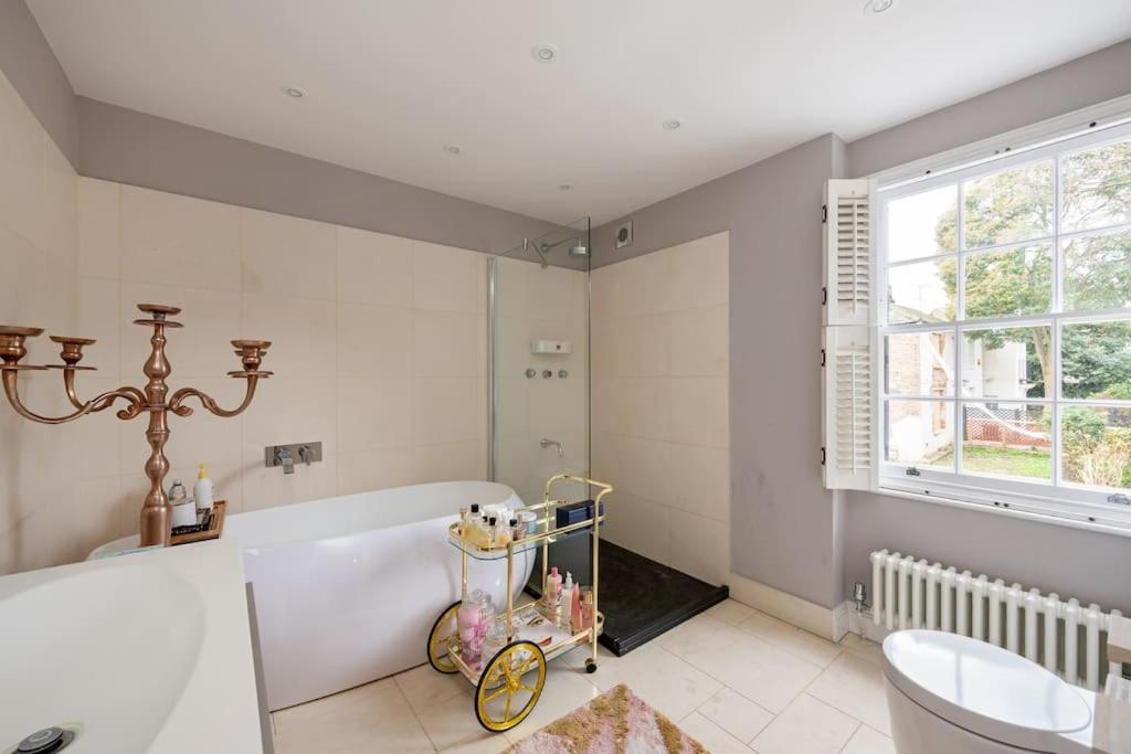 Fairytale Garden House - Next to Victoria Station & Pet Friendly