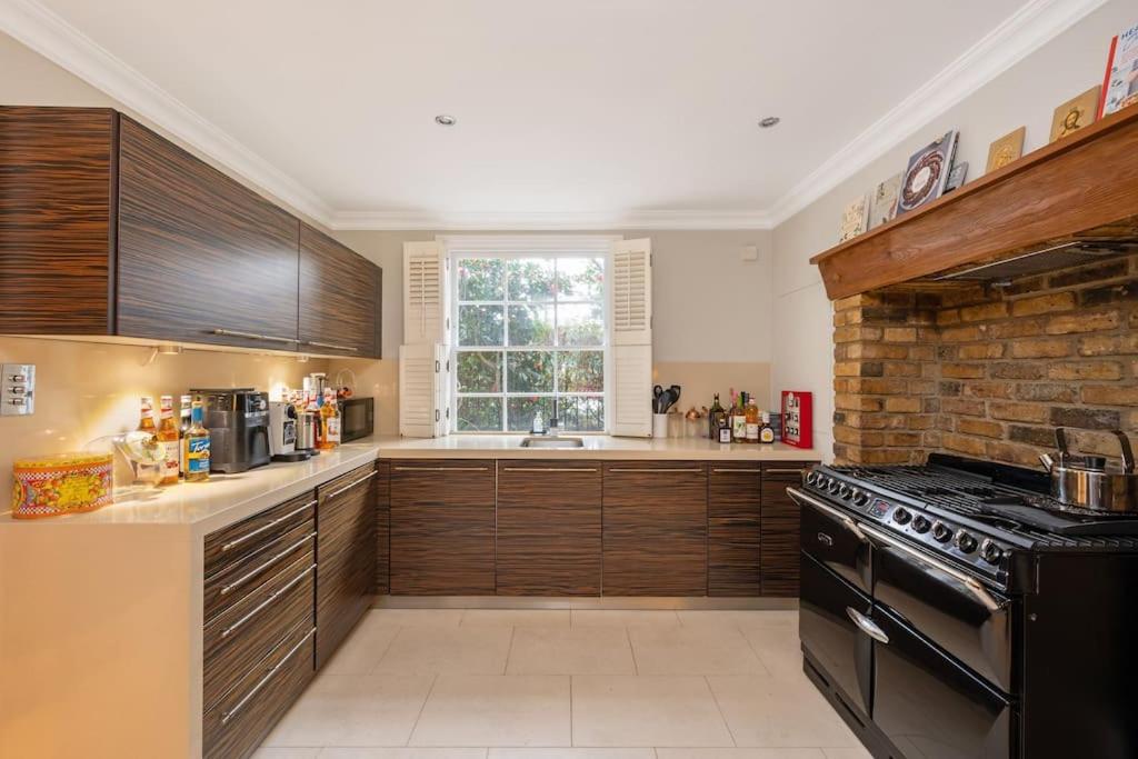 Fairytale Garden House - Next to Victoria Station & Pet Friendly