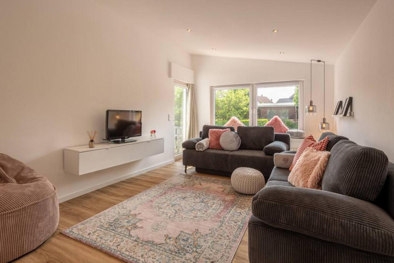 Adenauer Zwölf - Das 5 Sterne Ferienhaus mit Sauna und Garten am Eifelsteig