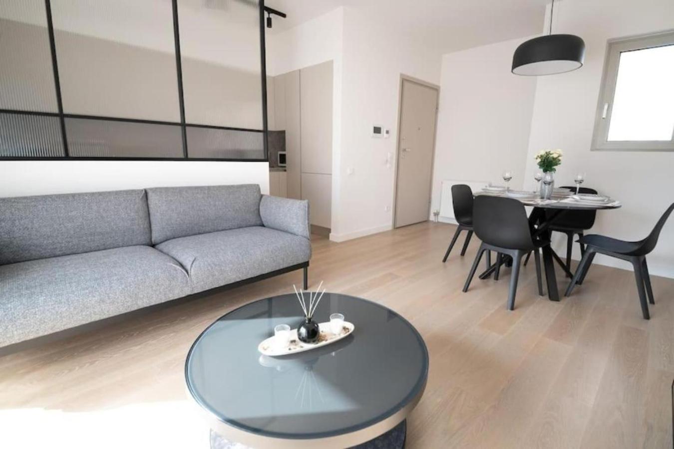 Modern 7th-floor apartment with city view (FORM_G2)