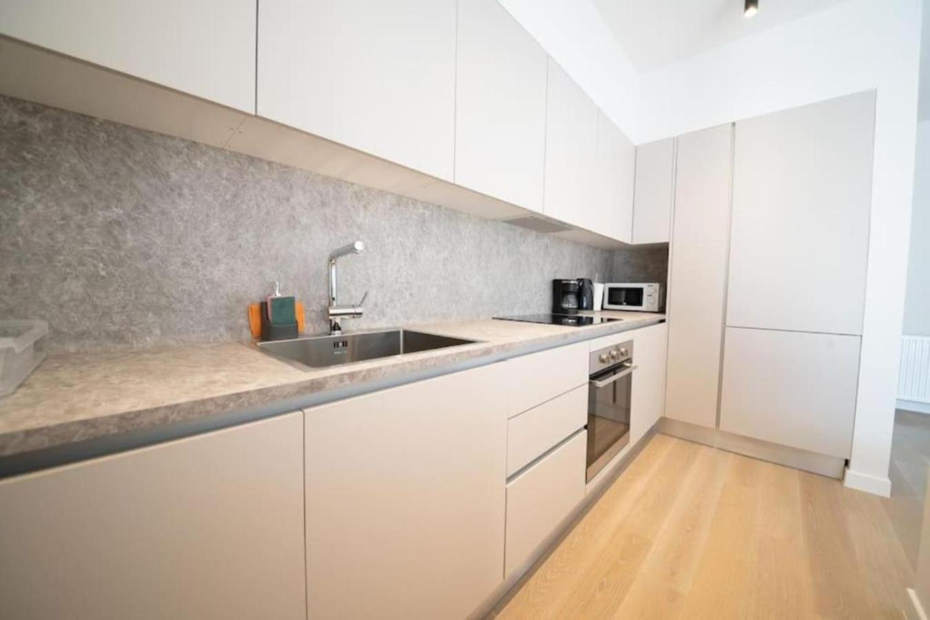 Modern 7th-floor apartment with city view (FORM_G2)