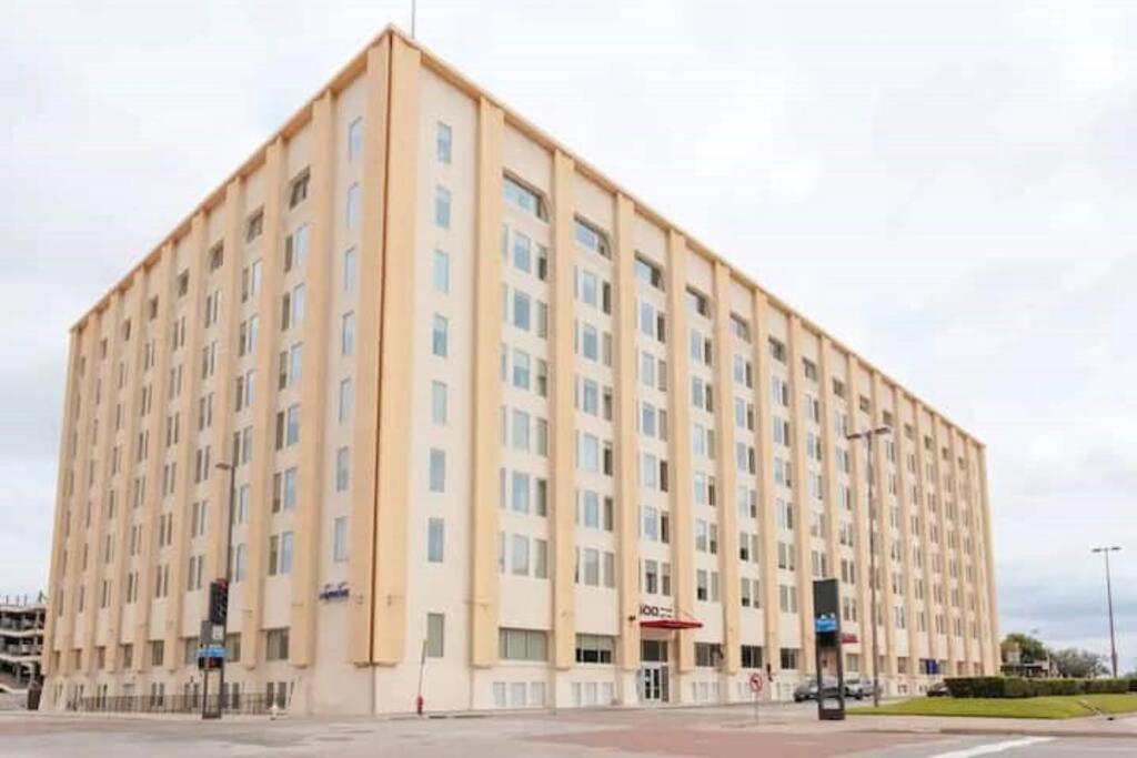 Dallas Downtown Stay with Pool and Walkable Access - main view