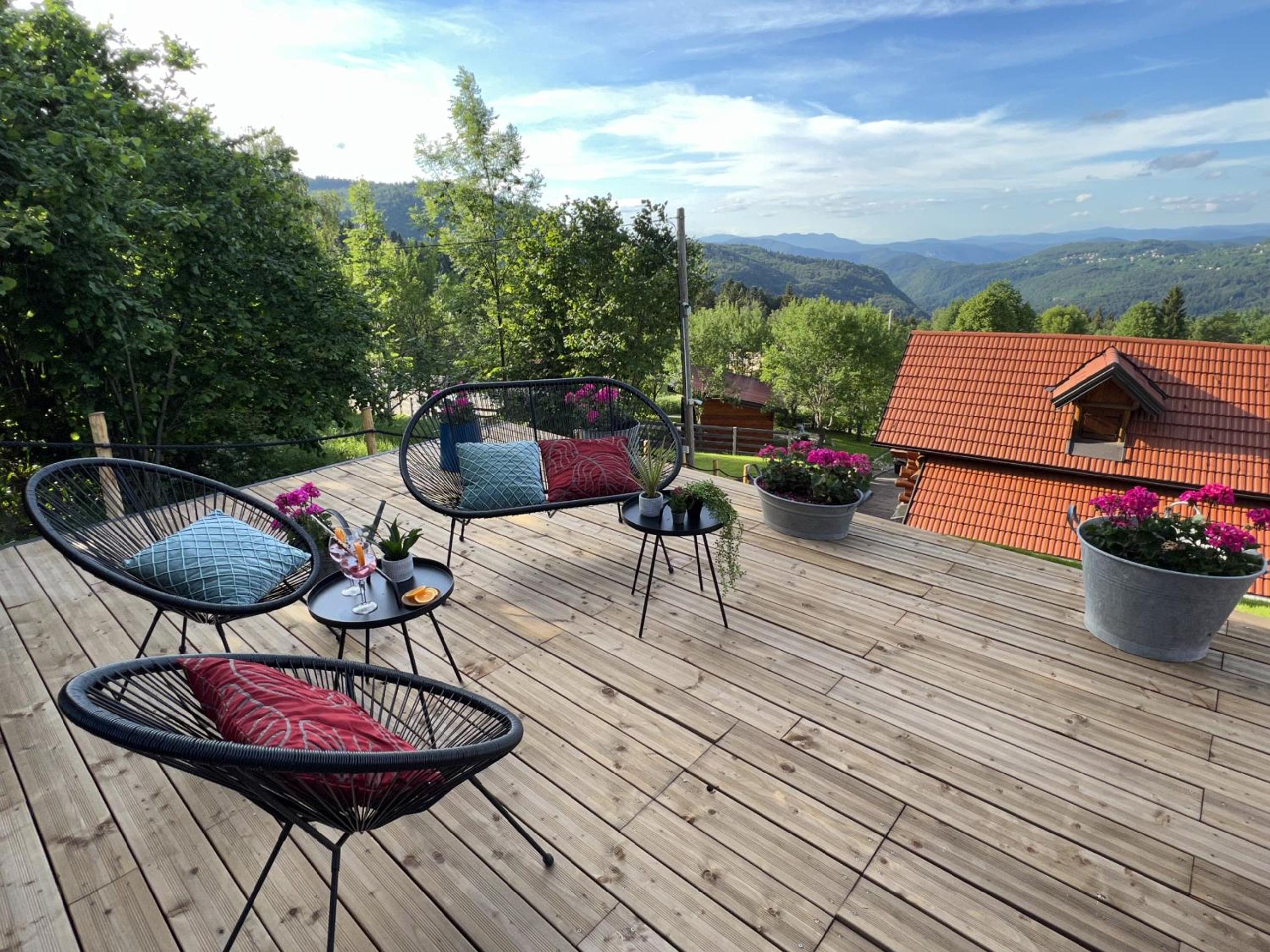 Rustic villa Roza with outdoor pool in Kupjak