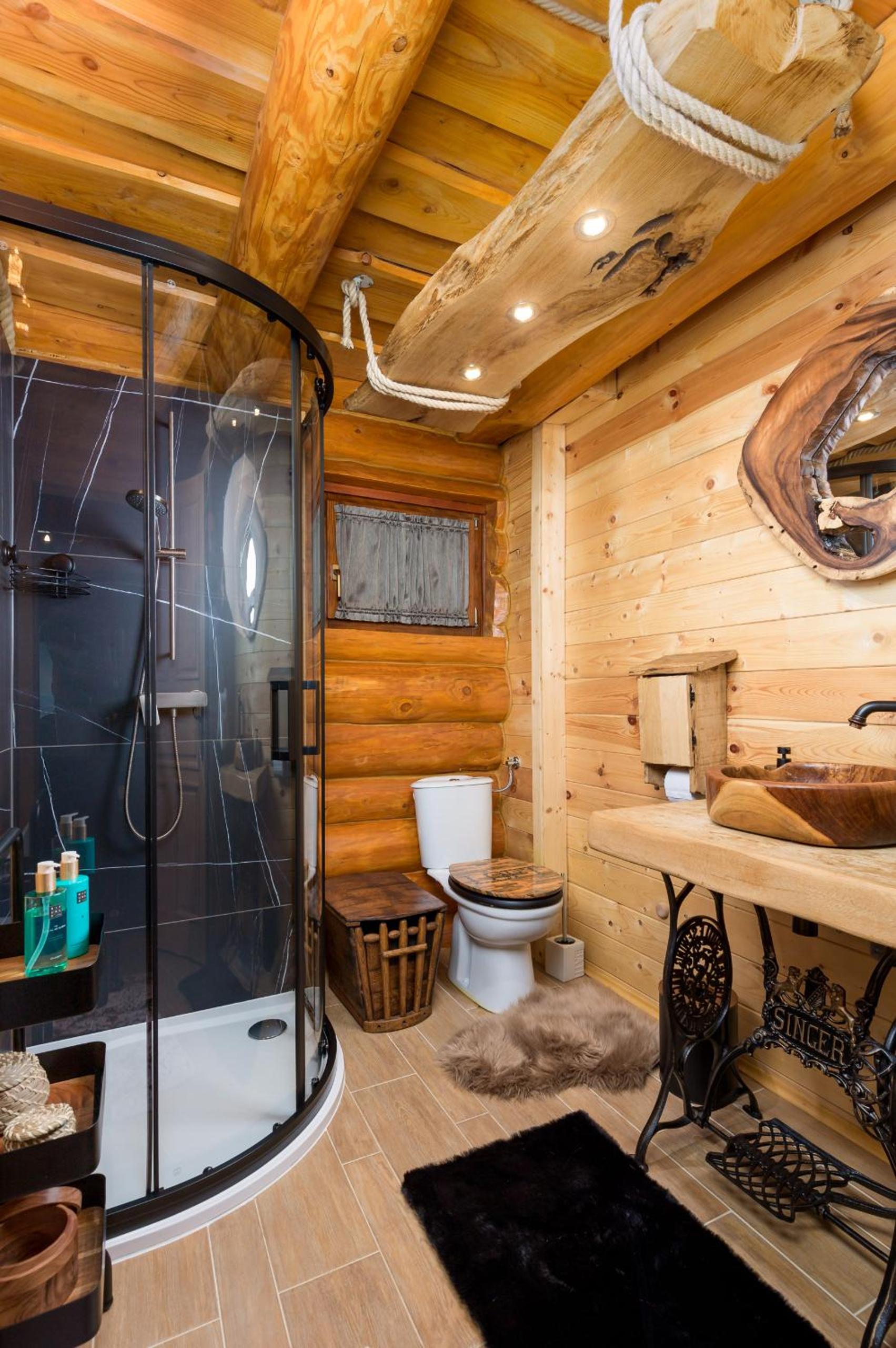 Rustic villa Roza with outdoor pool in Kupjak