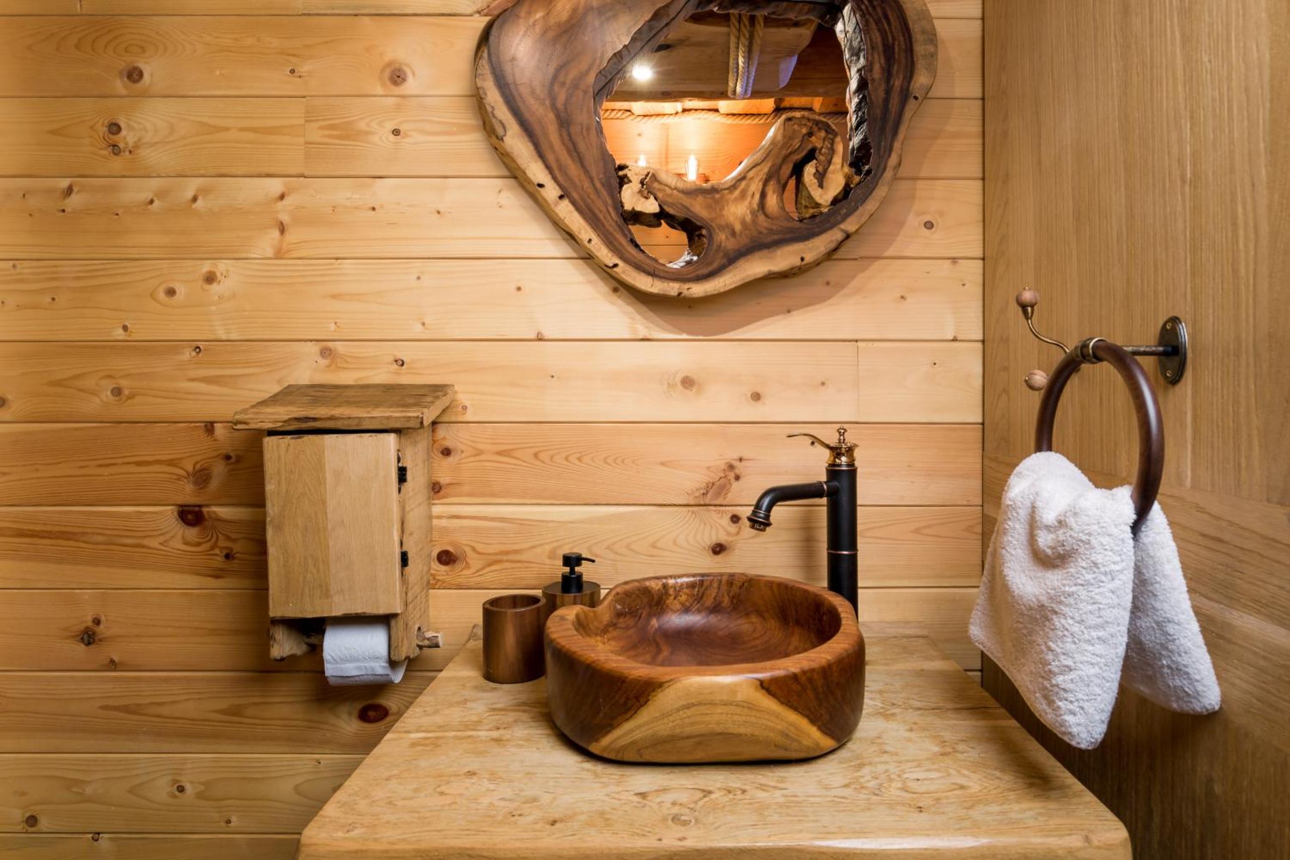 Rustic villa Roza with outdoor pool in Kupjak