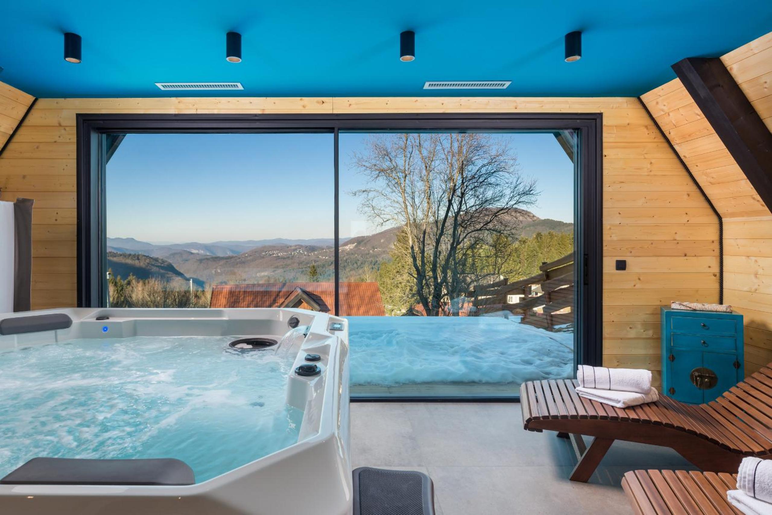 Rustic villa Roza with outdoor pool in Kupjak