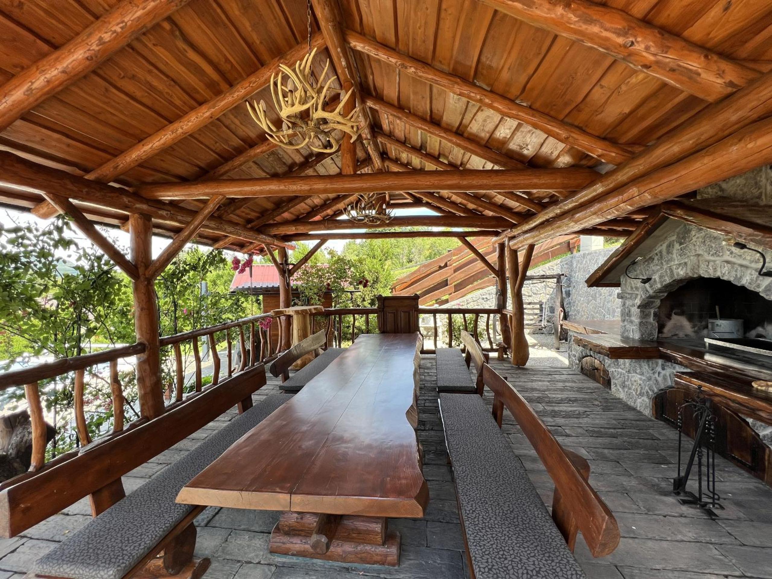 Rustic villa Roza with outdoor pool in Kupjak