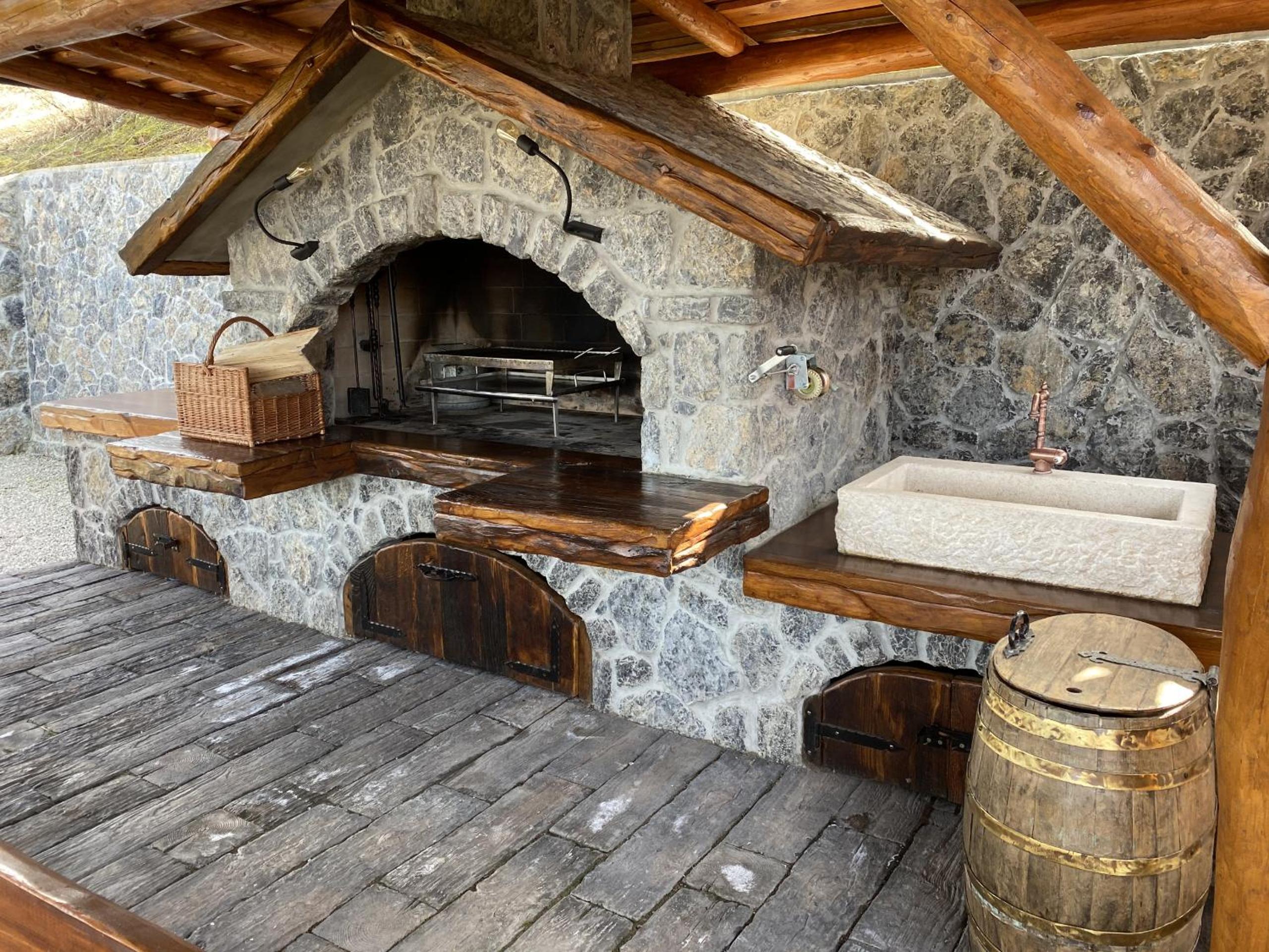 Rustic villa Roza with outdoor pool in Kupjak