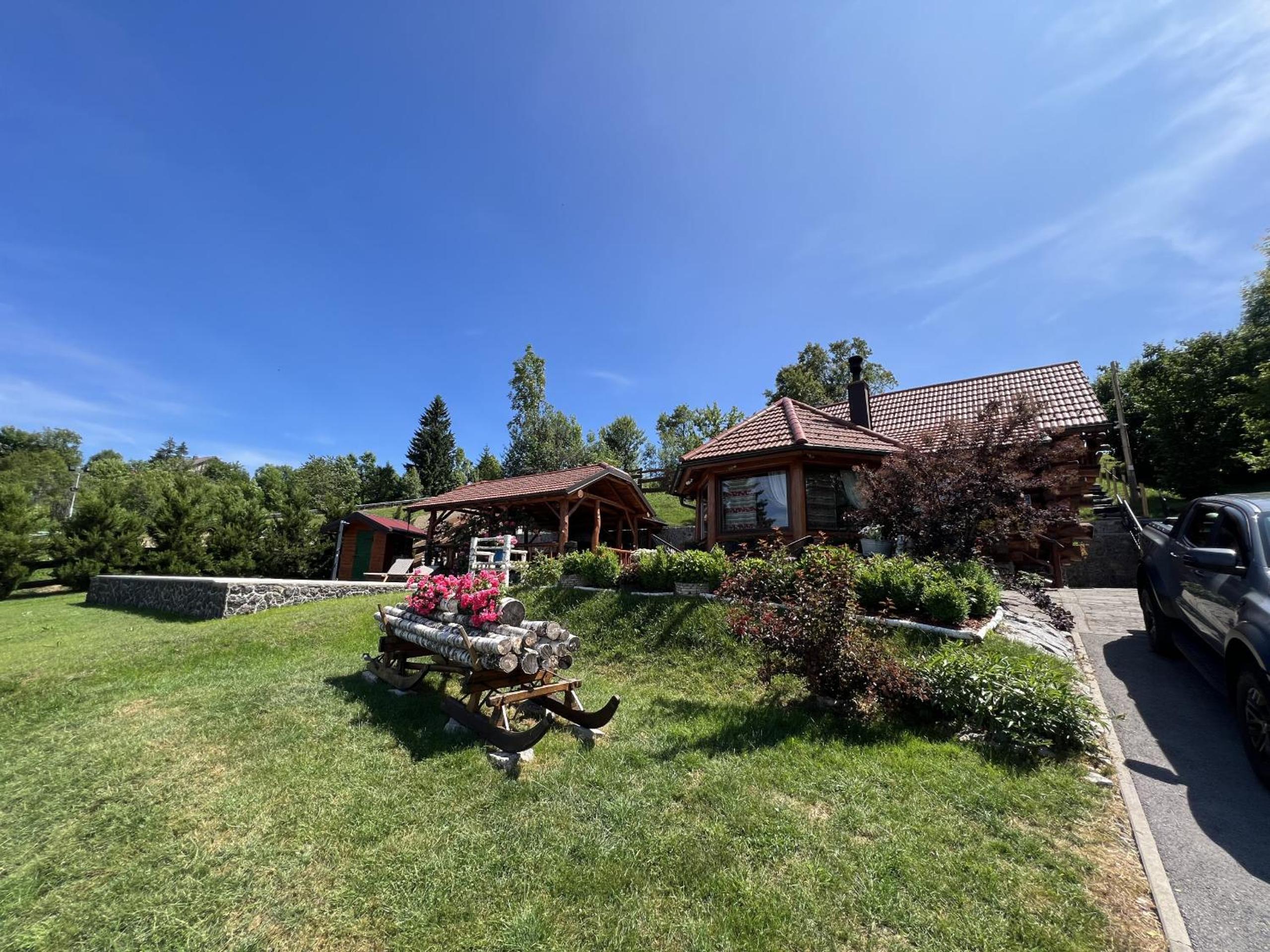 Rustic villa Roza with outdoor pool in Kupjak