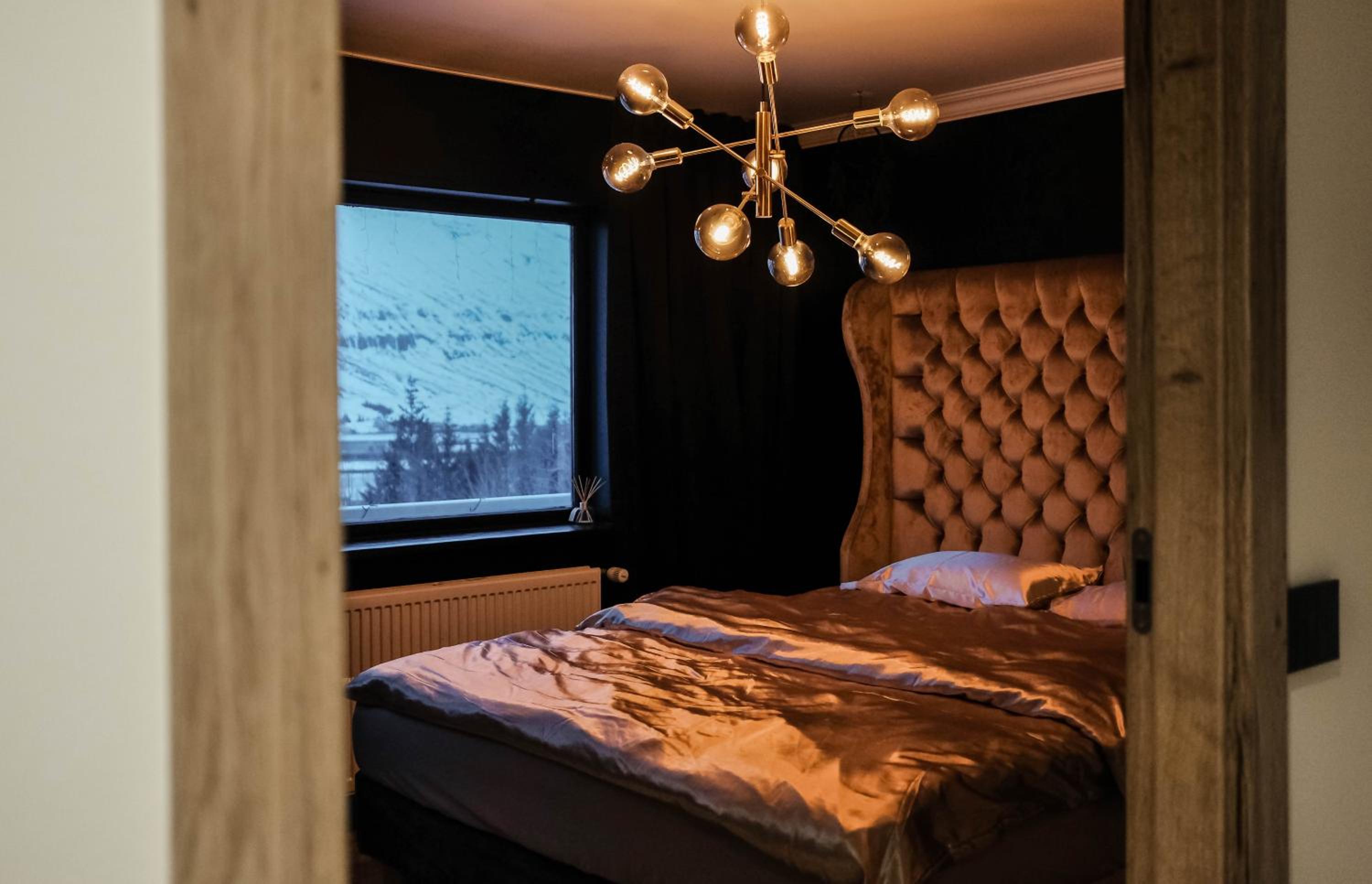 Botnahlid Villa, Mountain and Town views and outdoor Sauna