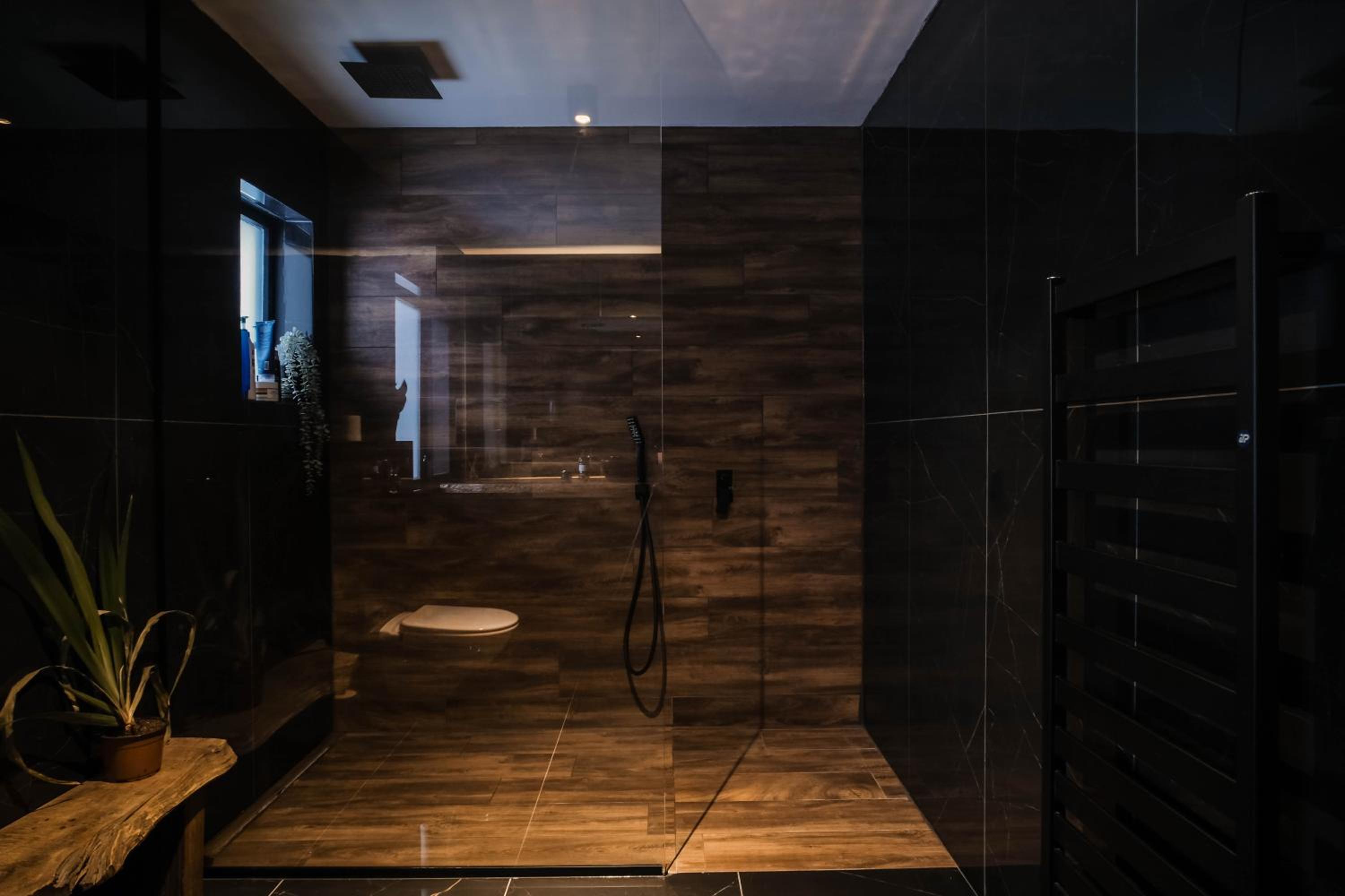 Botnahlid Villa, Mountain and Town views and outdoor Sauna