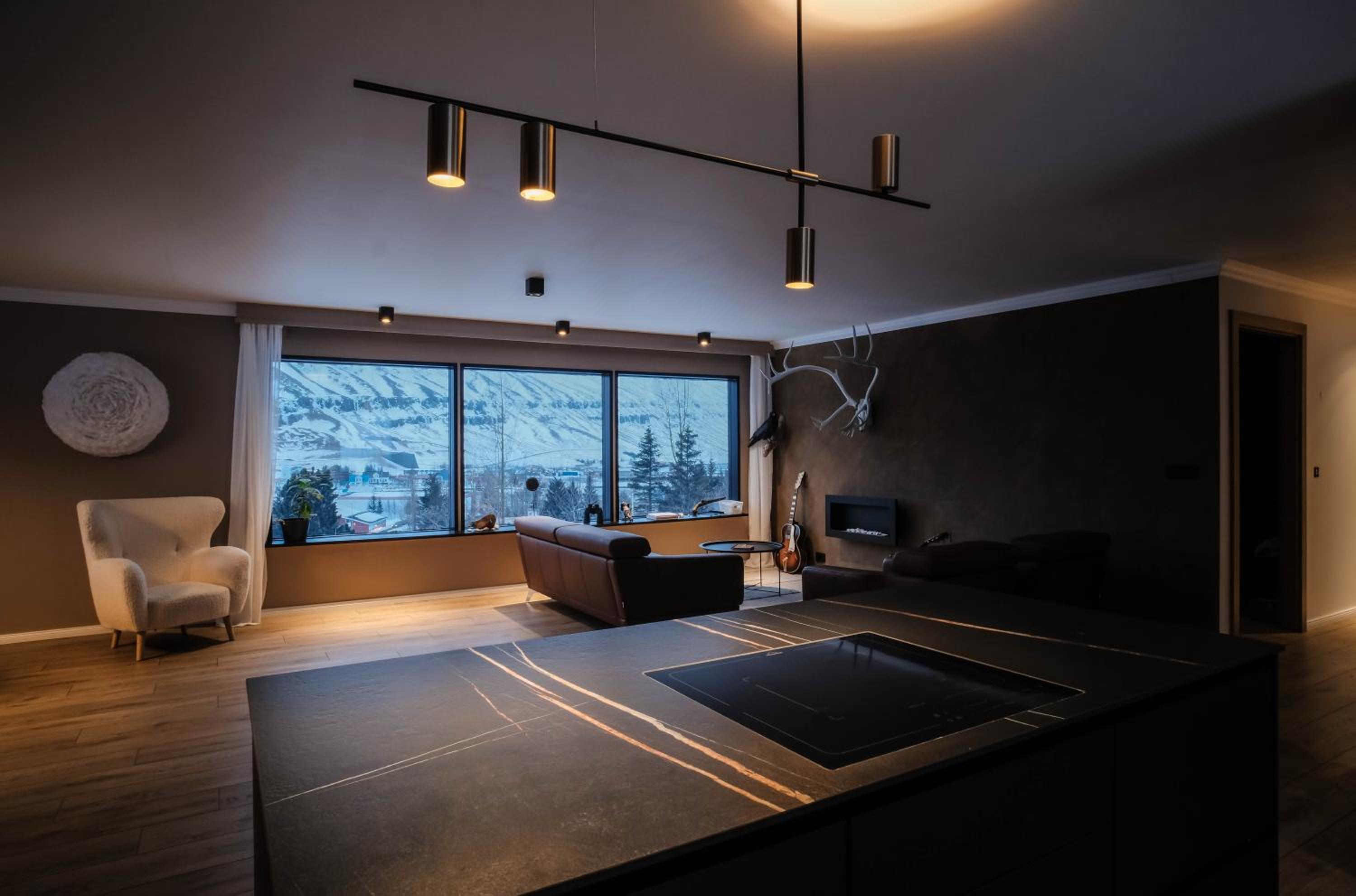 Botnahlid Villa, Mountain and Town views and outdoor Sauna
