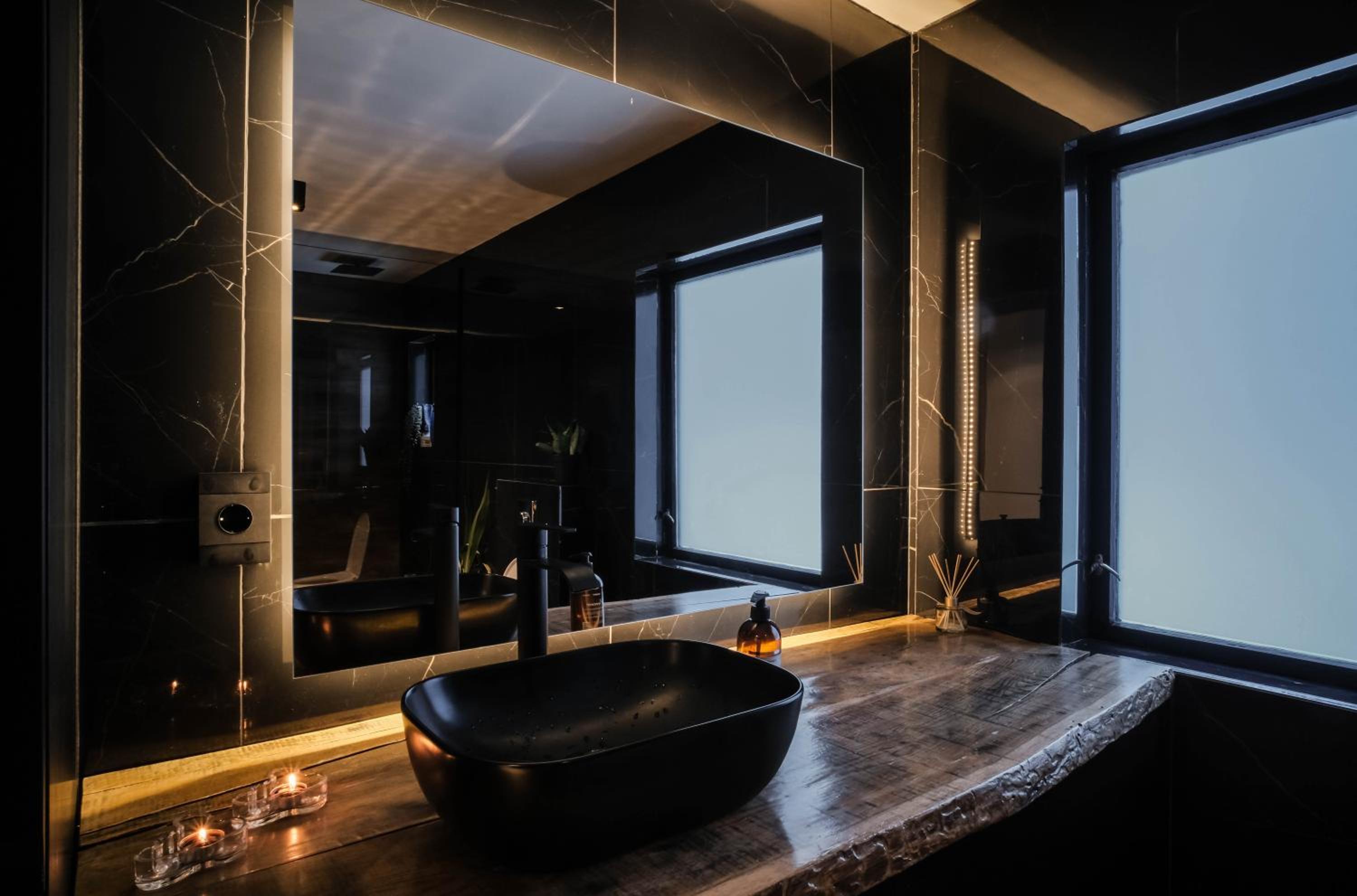 Botnahlid Villa, Mountain and Town views and outdoor Sauna