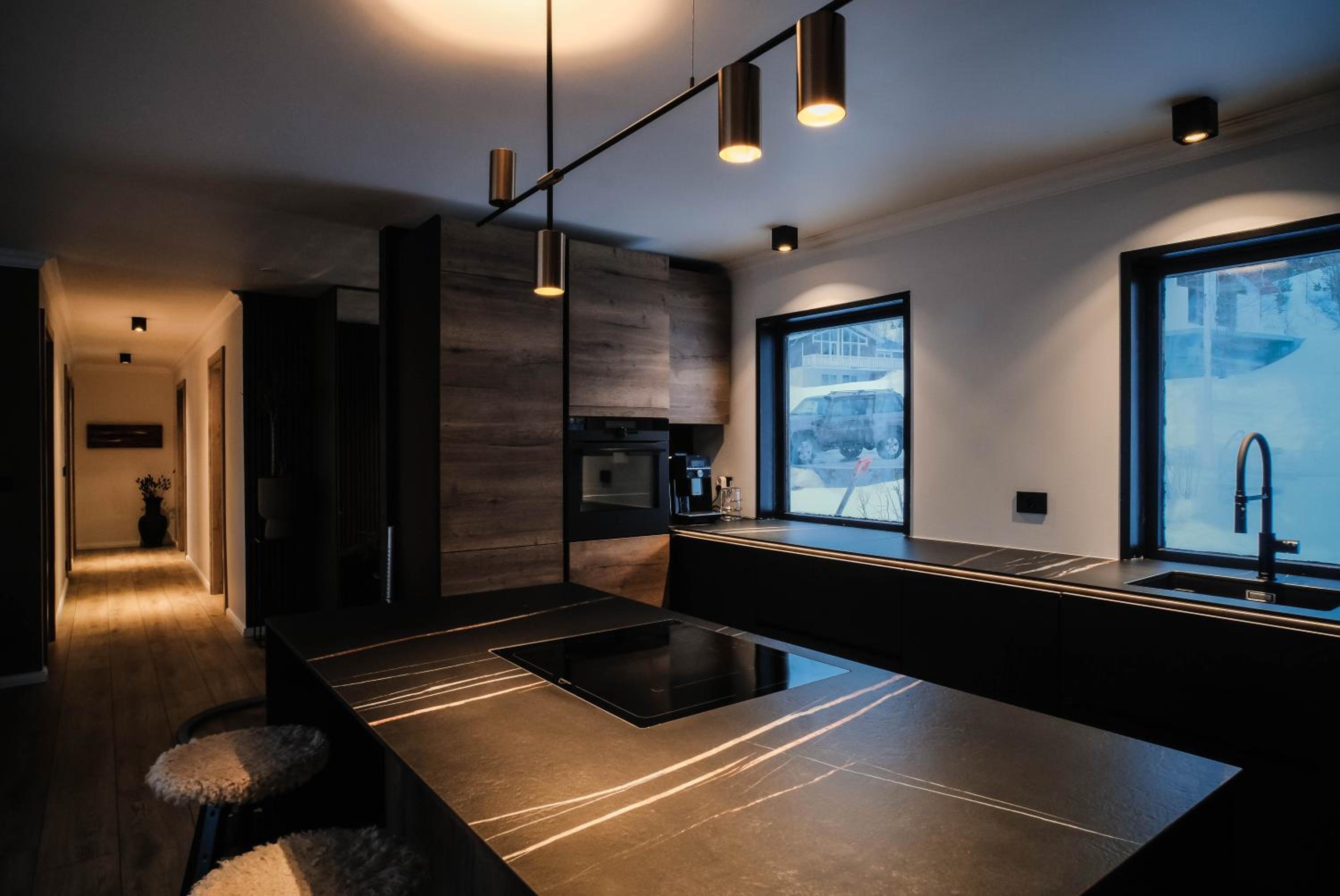 Botnahlid Villa, Mountain and Town views and outdoor Sauna