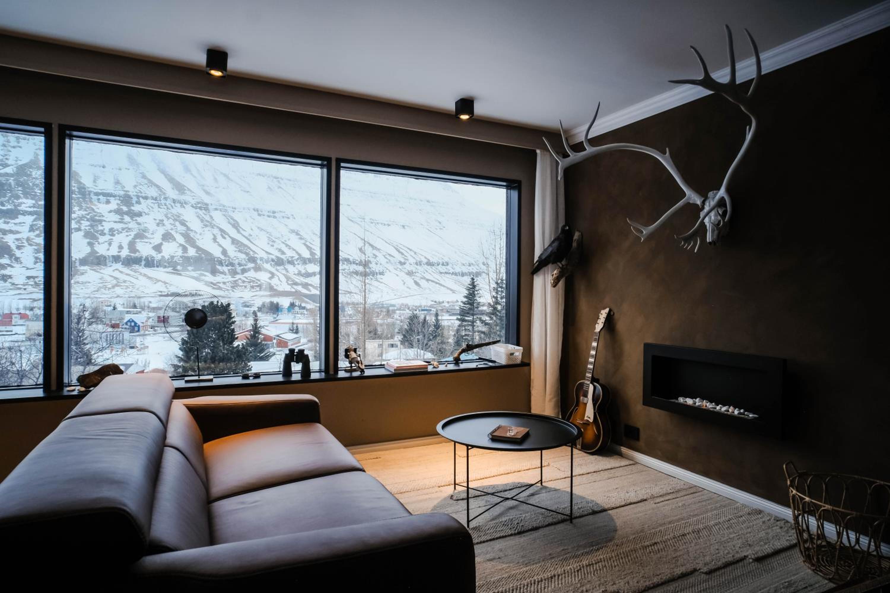 Botnahlid Villa, Mountain and Town views and outdoor Sauna