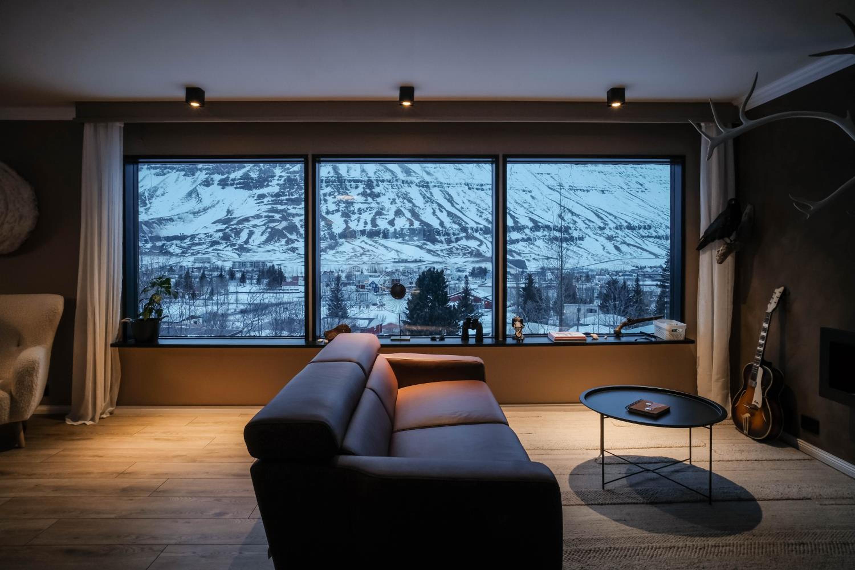 Botnahlid Villa, Mountain and Town views and outdoor Sauna