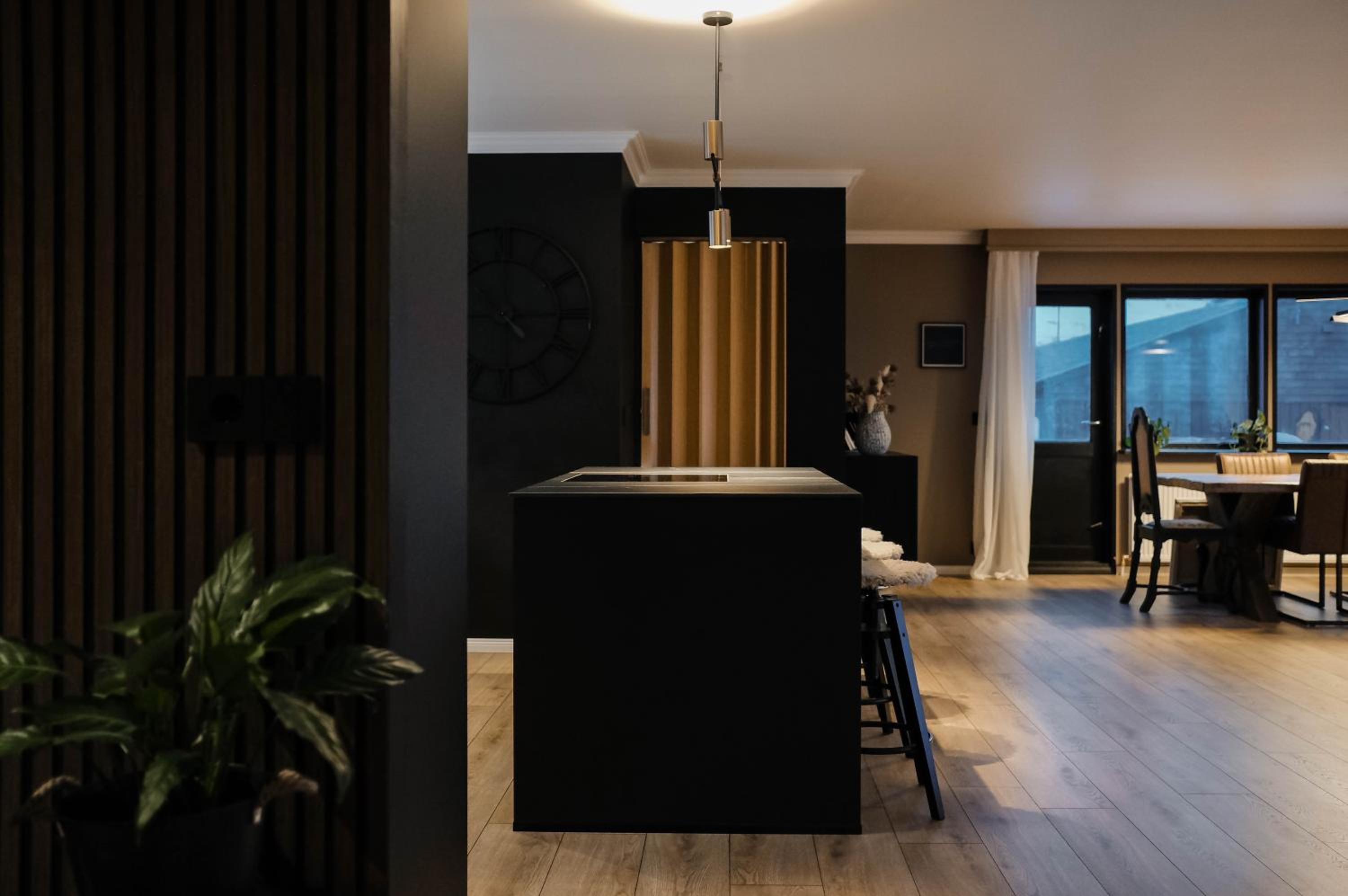 Botnahlid Villa, Mountain and Town views and outdoor Sauna