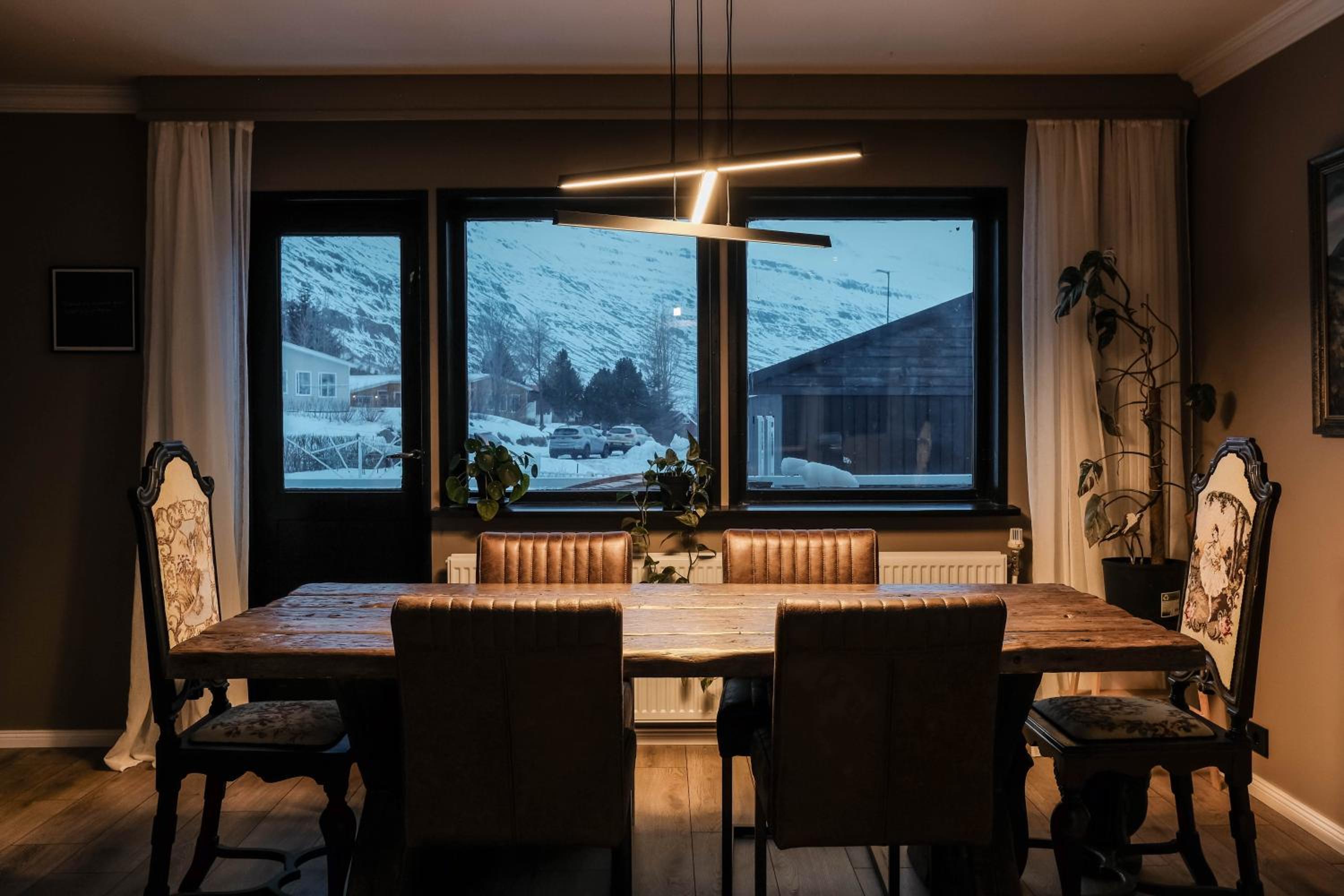 Botnahlid Villa, Mountain and Town views and outdoor Sauna