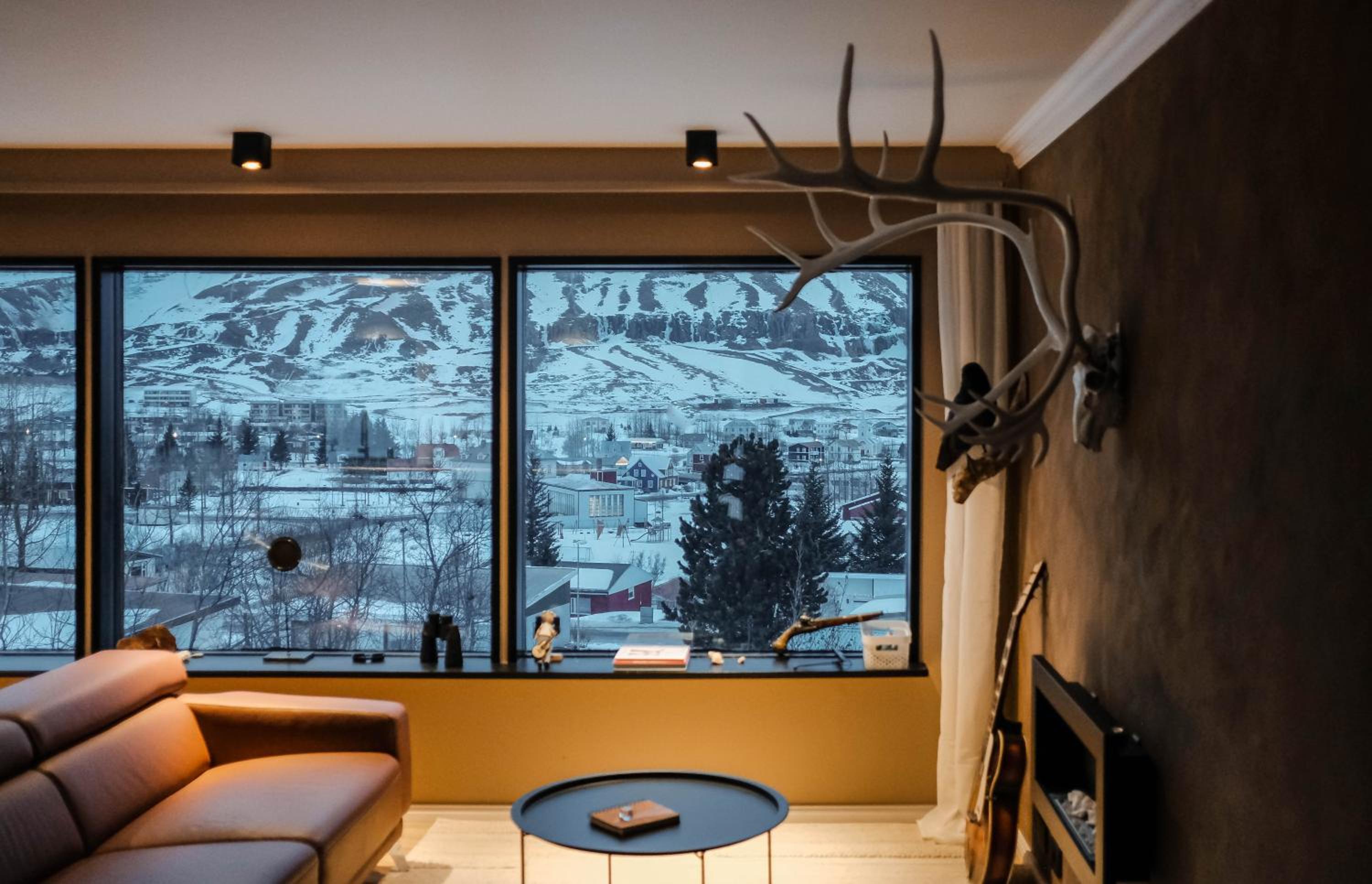 Botnahlid Villa, Mountain and Town views and outdoor Sauna