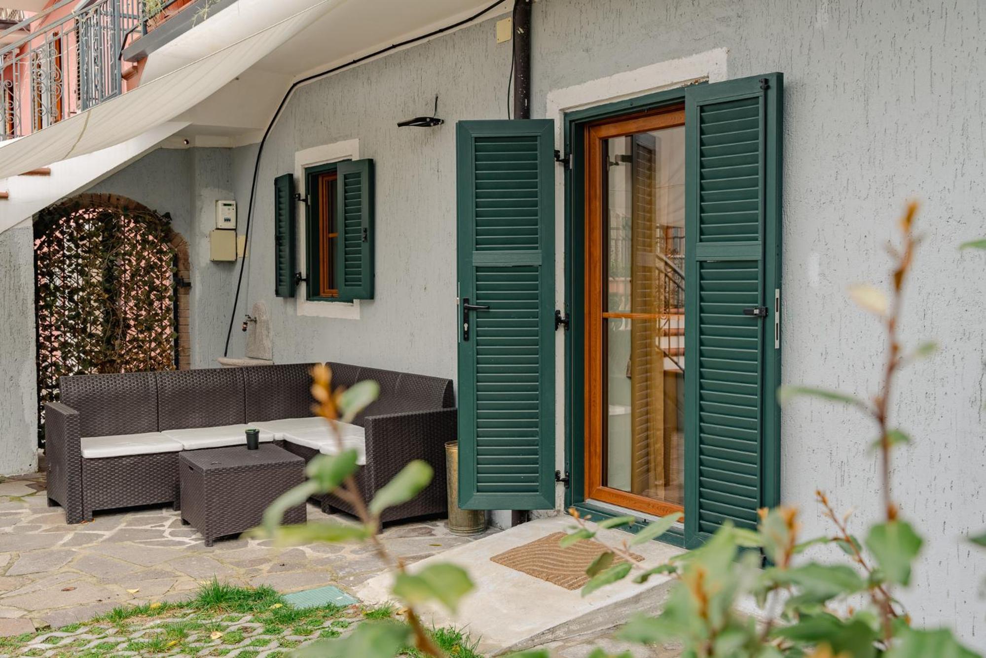 Casa Galya with private patio by GardaDoma view 4