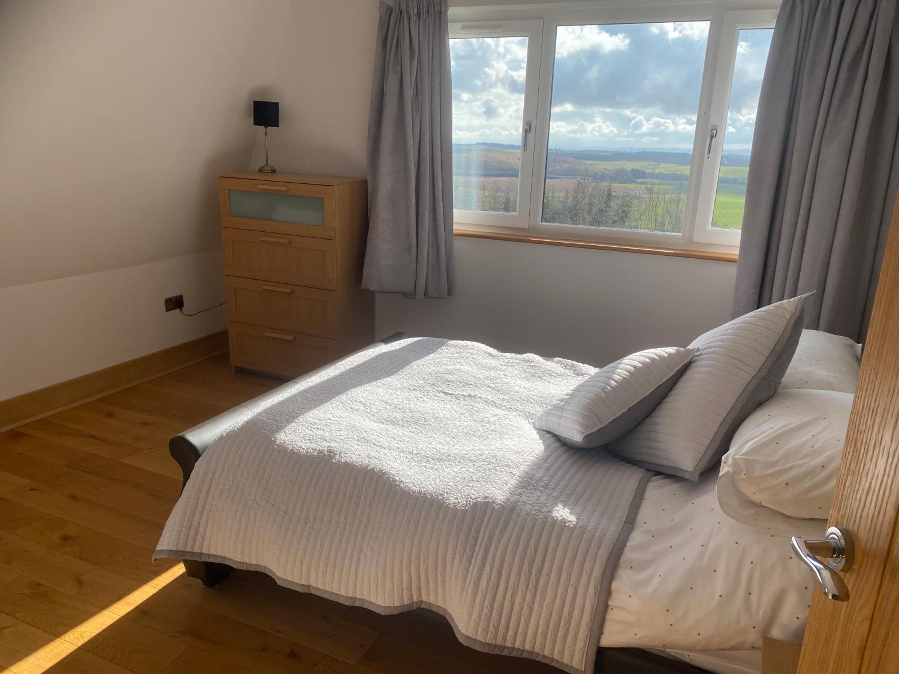The Annex at Meeks Park immaculate 2 bed view 4