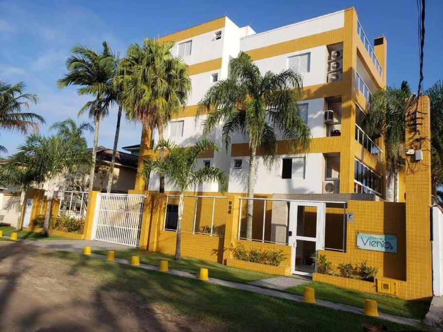 Apto no Jd Indaiá com piscina a 300m da praia