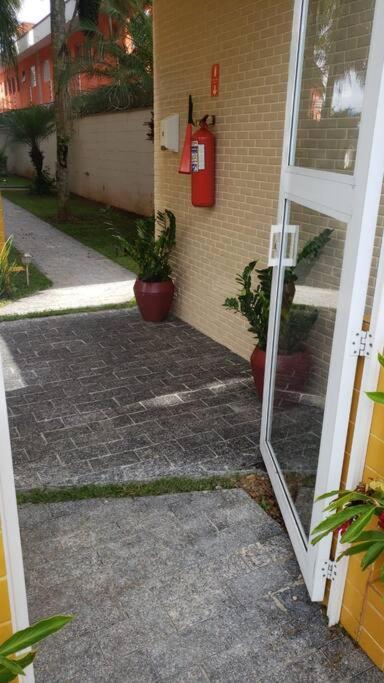 Apto no Jd Indaiá com piscina a 300m da praia