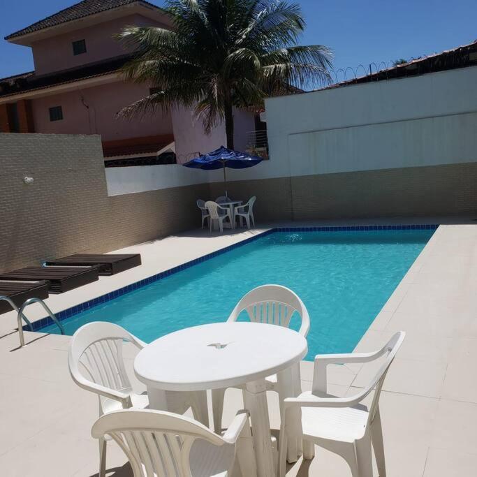 Apto no Jd Indaiá com piscina a 300m da praia