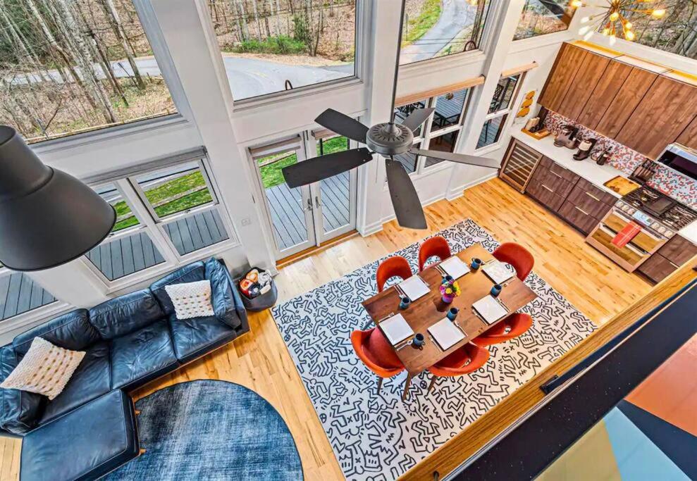 Mountain Bliss: 4BR ,Hot Tub, Views, Games! view 3