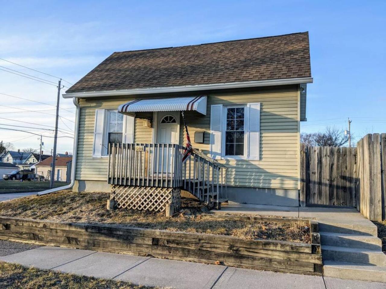 Moline 1 BR Near TaxSlayer and Downtown view 3